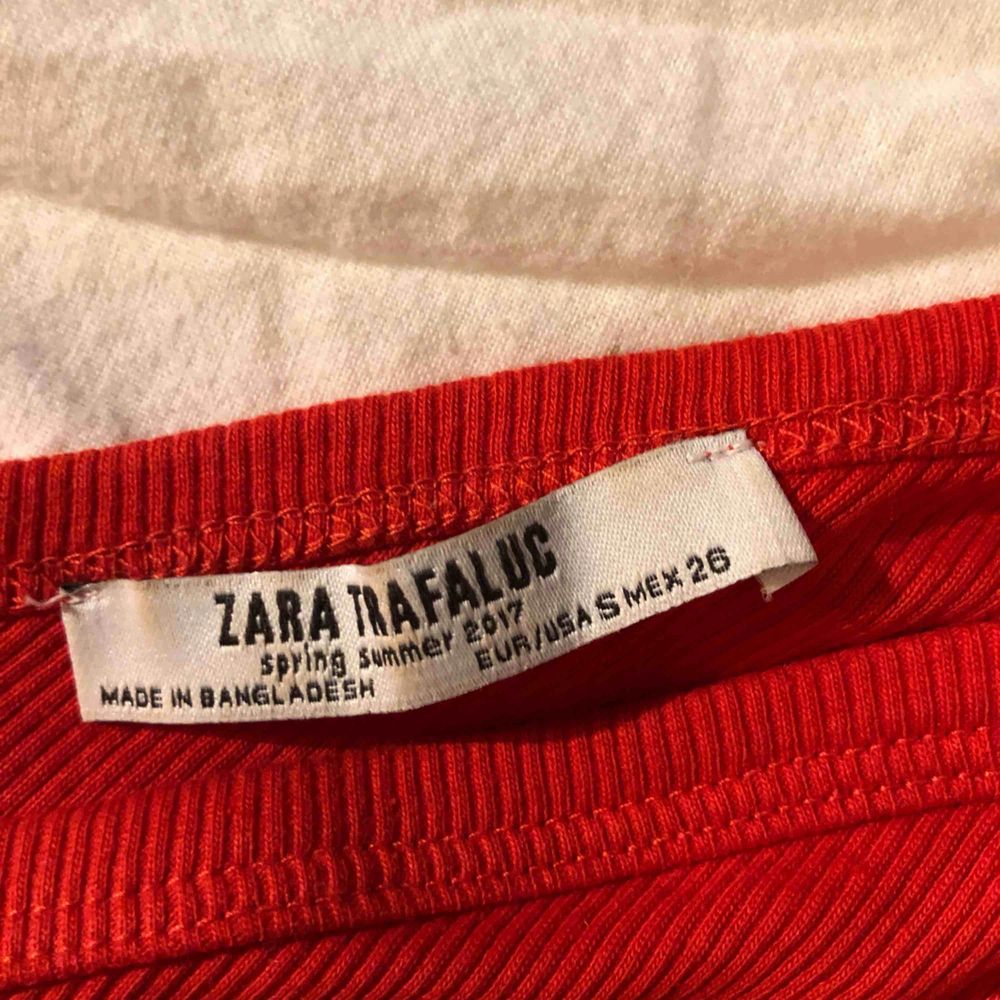 Topp/linne från Zara i bra kvalitet! Toppen är stretchig och passar s/m köparen står för frakt . Toppar.