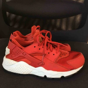  - Röda Nike Huarache säljes pga för tighta för mig. Välanvända men förtjänar att bäras ett bra tag till! Små i storleken (22,5 cm)! Kan mötas upp i Malmö eller skicka mot frakt ❤️