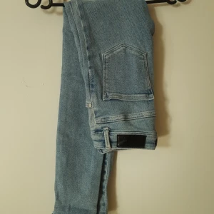  - Blå Jeans från Bikbok xs  Betalning via swish. Köparen står för frakt. 