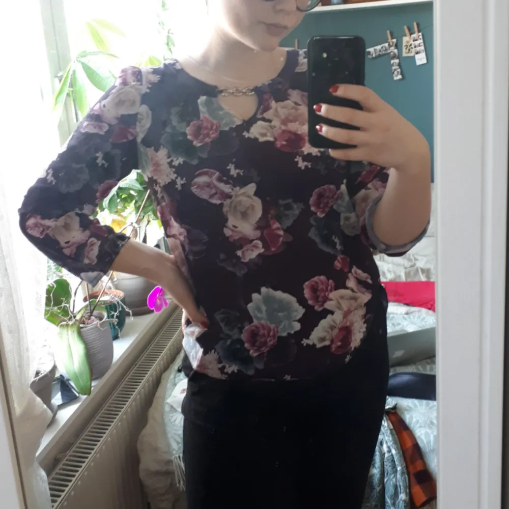 Jättesöt blus från Billie & Blossom by Dorothy Perkins. Storlek 10 UK så ungefär 38 EUR. Har endast använt en gång och säljer pga inte min stil. Den är i jättebra skick förutom lite lösa trådar vid vissa sömmar men de är lätta att klippa av. Köparen står för frakt annars kan jag mötas upp i Göteborg. Blusar.