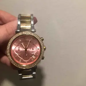 Äkta klocka ifrån Michael kors:) Säljer nu min underbara klockan ifrån Michael kors inköpt för 3000kr. Kan gå ner i pris vid snabb affär