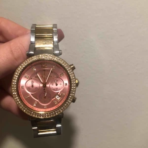  - Äkta klocka ifrån Michael kors:) Säljer nu min underbara klockan ifrån Michael kors inköpt för 3000kr. Kan gå ner i pris vid snabb affär