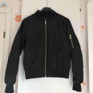  - Bomberjacka från Express köpt i New York. Använd fåtal gånger. Storlek medium, men passar även som small. Några små märken på framsidan, därav det låga priset. Frakt tillkommer om du inte kan mötas upp. 