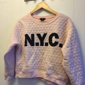  - Tröja från H&M. Använd ett fåtal ggr. Som ny! Köparen betalar frakten!