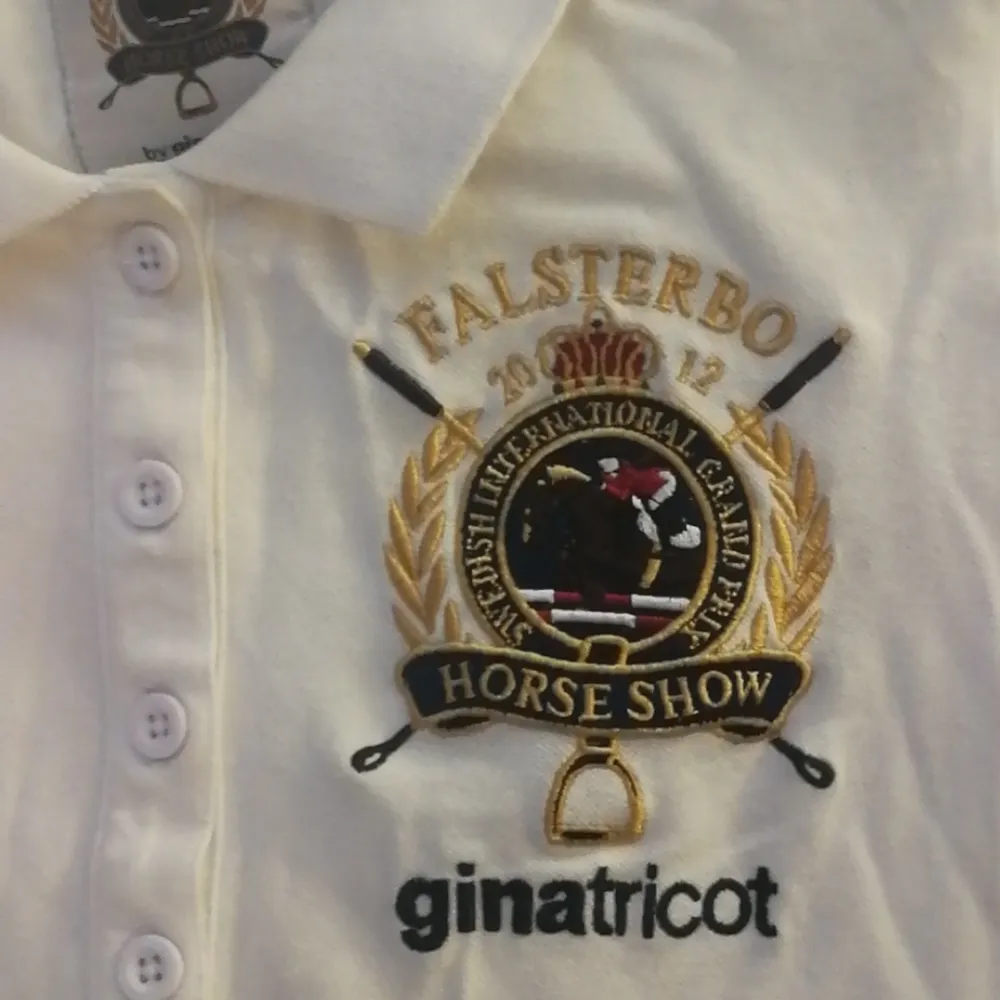 Riktigt snygg T-shirt från Gina Tricot i samarbete med Falsterbo horse show. Använd max 3 ggr och fortfarande i nyskick, dock lite skrynklig, men kan stryka vid köp om så önskas. Inköptes för omkring 399 kr. Frakt tillkommer vid köp🖤. T-shirts.