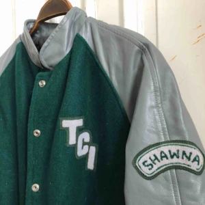  - Vintage collage jacka från 80-talet i trevligt skick. Skinnarmar. Kan hämtas i Uppsala eller skickas för fraktkostnad