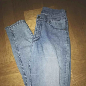 - Högmidjade stretchiga jeans Jätte sköna som formar sig efter kroppen! Storlek M passar också S Från CHEAP MONDAY