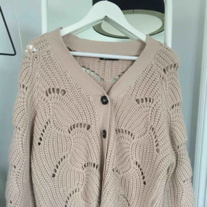  - En beige stickad kofta från Ginatricot! Aldrig använd, ordinarie pris 400kr, säljer för 150 inkl frakt ☺️  