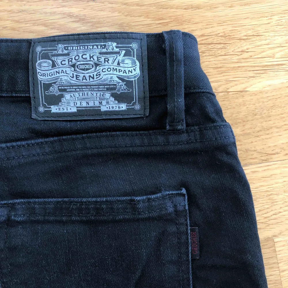 Svarta bootcut pow flare jeans. Högmidjade. Fin passform. Lite stretch. Fint skick, som nya. Frakt tillkommer.. Jeans & Byxor.
