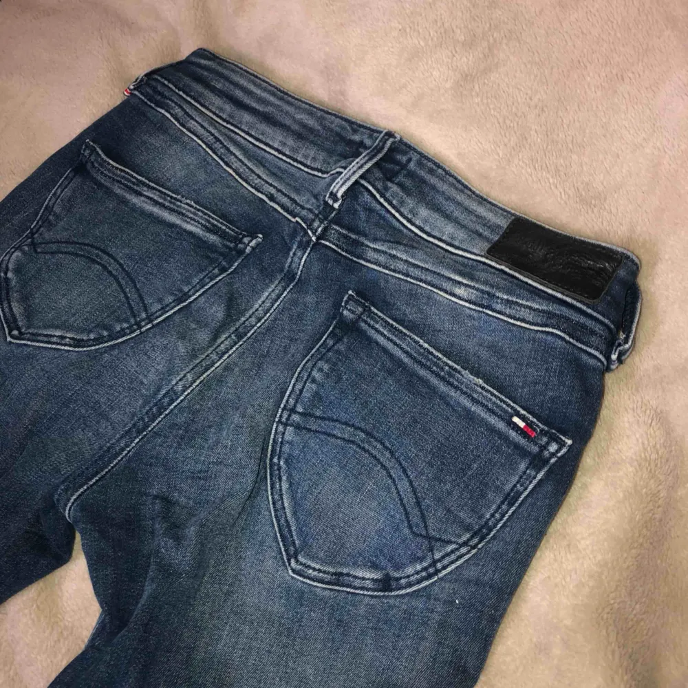 Jättefina jeans från Tommy Hilfiger, storlek 28/30! Säljes pga av fel storlek, aldrig använda. Köparen står för frakten, allt ska bort . Jeans & Byxor.