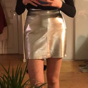 Cool silvrig kjol från Monki✨✨ säljer pga för liten. Bra kvalitet och i nyskick! Endast använd två gånger. Kan mötas upp i Stockholm eller så står köparen för frakten!