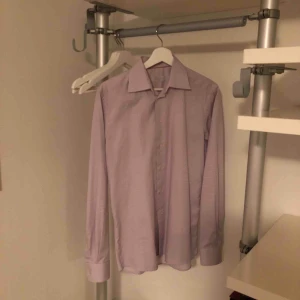  - Etonskjorta  slimfit i toppskick knappt använd   