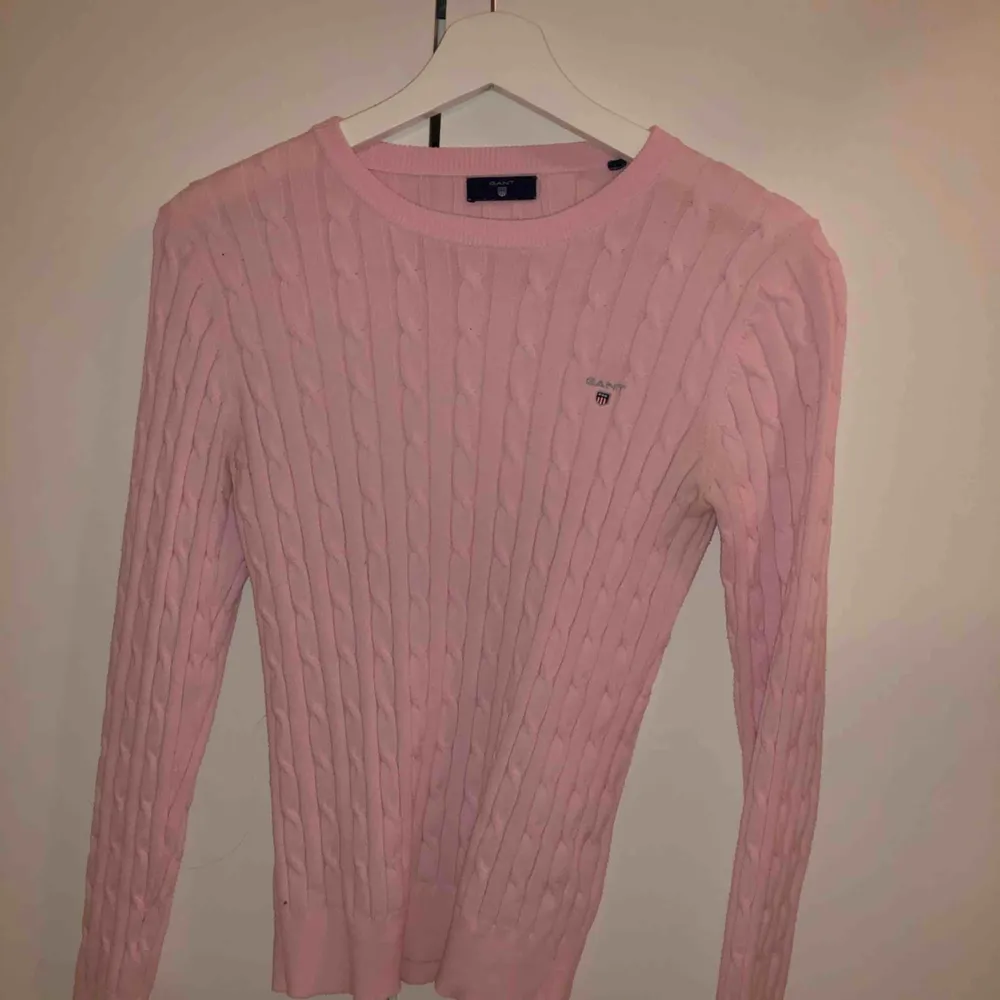 Ljusrosa Gant tröja använd ett fåtal gånger Säljer då det inte är min stil längre Köpt för 1250kr Damstorlek . Stickat.