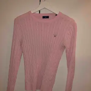 Ljusrosa Gant tröja använd ett fåtal gånger Säljer då det inte är min stil längre Köpt för 1250kr Damstorlek 