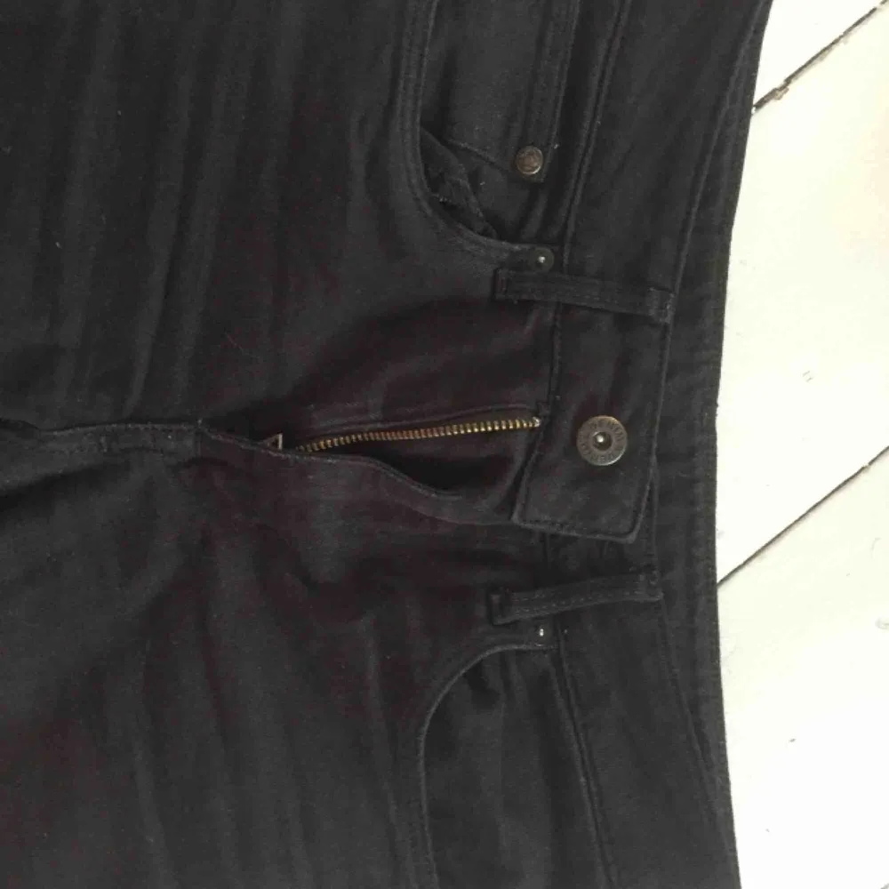Svarta raka jeans som är i ganska bra skick förutom en liten fläck på låret som knappt syns. Ganska hög midja. . Jeans & Byxor.