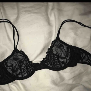 - Jättefin bralette från NAKD!! Passar tyvärr inte mig och därför säljer jag den. Liten i storleken så skulle säga att den är XS. 
