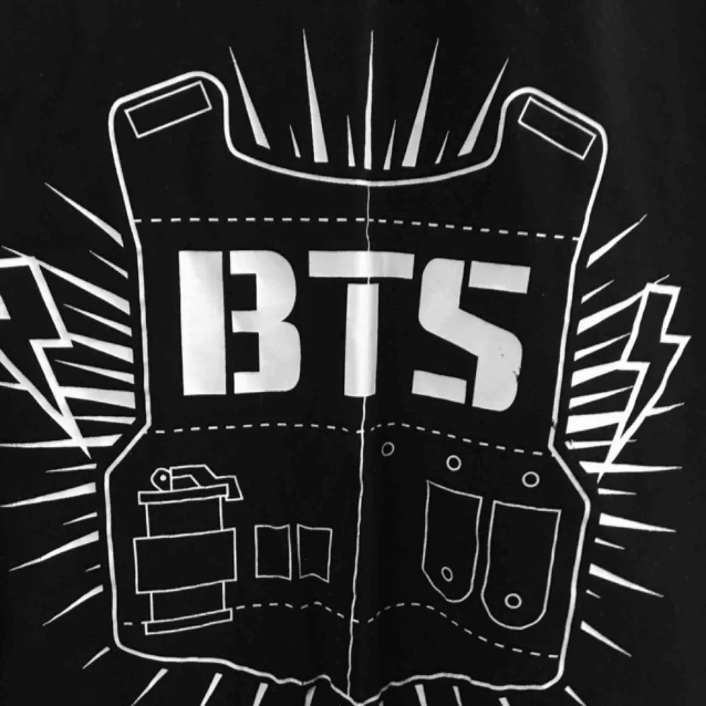 BTS/J-Hope T-shirt ! Köpt i Japan, bra kvalite!!  Någon ARMY som vill köpa??😘 Frakt35kr!. T-shirts.