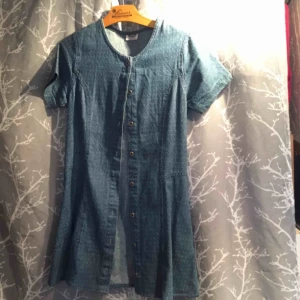  - Jättesnygg jeansklänning med vita prickar! Den har fickor vid höfterna, silverknappar framtill oså går den ut lite vid höfterna! Som ny!