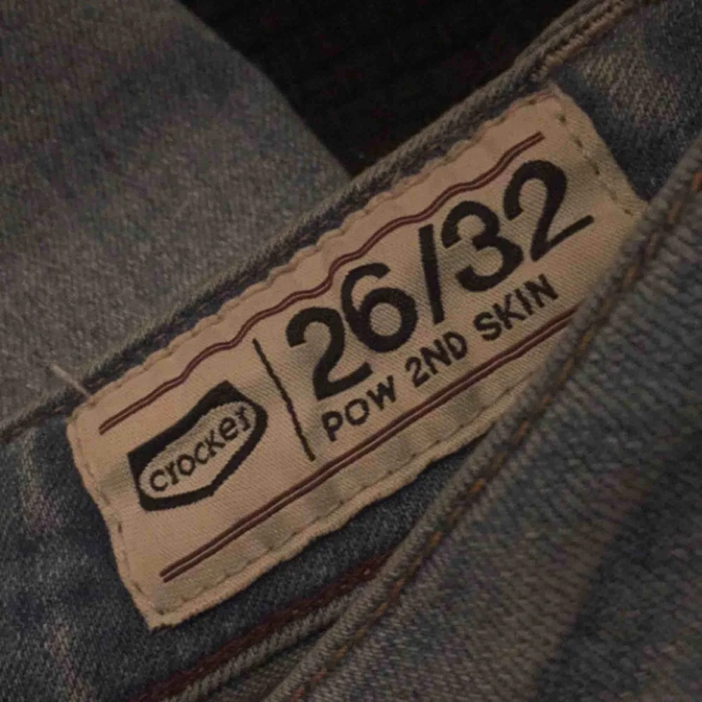 Ett par blåa tajta jeans, bara provade men för små därför ej använda. Priset kan diskuteras vid snabb affär. Jeans & Byxor.