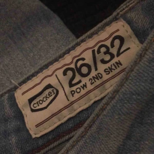  - Ett par blåa tajta jeans, bara provade men för små därför ej använda. Priset kan diskuteras vid snabb affär