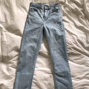  - Ljusa slim jeans, jag hann inte använda de så mycket innan de blev för små.