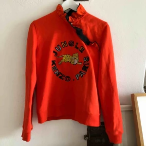  - Använd ett fåtal gånger, i toppskick! Jättefin volang i sidenmix, och små guldiga tigerknappar.   60kr frakt (mer om spårbart, kan också mötas i gbg) Material: tröjan 100% bomull, volang 50% siden 50% viskos 