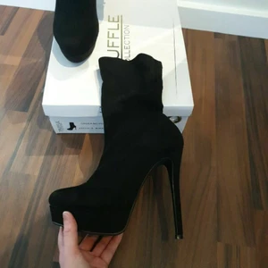 Stilettklackar i mocka, 38 - Nya, oanvända stilettklackar! Dessa stilettklackar är i mockaimitation med lite platå vid tårna. Skitsnygga men tyvärr kan jag inte gå i dem 😅 De har dragkedja på insidan och är "mjuka" i den höga delen (sockboot).