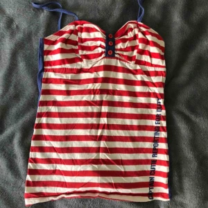  - Linne från gwen stefanis klädmärke harajuku lovers. I använt skick. Möts upp i Hornstull eller skickas mot fraktkostnad. 