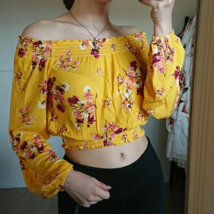 Topp strl S  - Gul blommig off shoulder topp i storlek S. Använd ett fåtal gånger, så den är i väldigt bra skick. 50 kr, köpare står för frakt ❤️ 