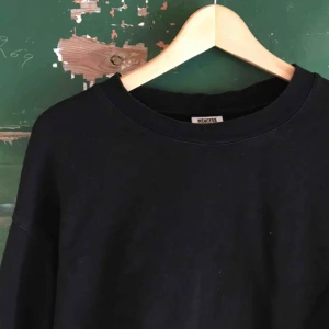  - Oversized sweatshirt från weekday, väldigt fint skick!!