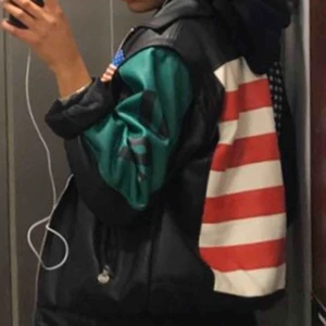 Fodrad fakeläder jacka - Fake läder(ish) jacka med usa print på ryggen och textat på ärmarna.  Köparen står för frakt. Kan mötas i centrala sthlm 