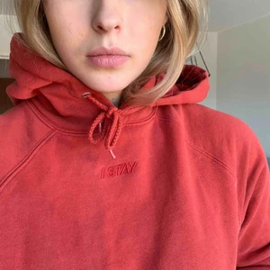  - Roströd hoodie från märket ISTAY. Väldigt bra skick och frakten ingår i priset 