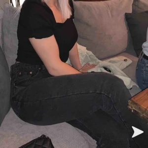 Zara mom jeans - Säljer dessa mom jeans från Zara, så snygga och populära. Sitter som en smäck. 🥰🥰skriv för fler bilder