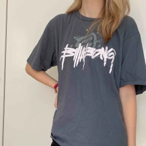  - Jättecool T-shirt från Billabong! Säljs inte längre, sjukt snygg att matcha till. Jättefint skick!❤️