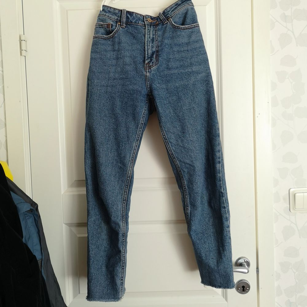 Blå jeans avklippta vid anklarna storlek 28/32 av märket only. Sitter bra runt höft och midja. Jeans & Byxor.