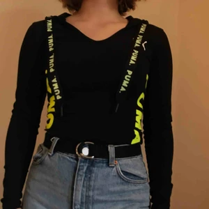 Puma Body - Ascool body från puma i svart med neondetaljer! Storlek Small. Knäpps med knappar och har en luva där bak. Endast använd någon gång! Fick mycket komplimanger när jag hade den på neontemafest, verkligen superfin!