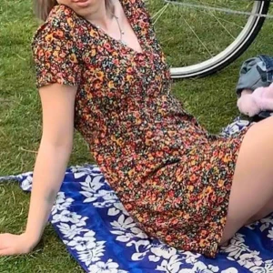 Klänning - Blommig klänning från Pull&Bear🥰 köpare står för frakt