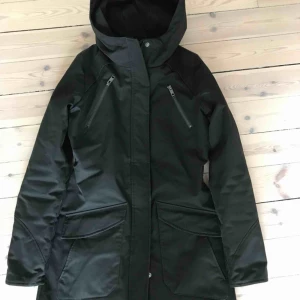  - Elvine vinterjacka, svart med guldfärgat foder. Använd en säsong, är i gott skick. Håller värmen riktigt bra!  Nypris 2799:-  