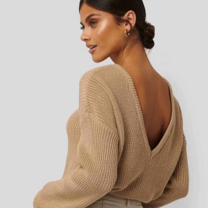  - Stickad tröja från na-kd, nakd, naked. Djup rygg. Kommer tyvärr inte till användning hos mig. Väldigt fint skick!  Lånad bild från nakd’s hemsida.