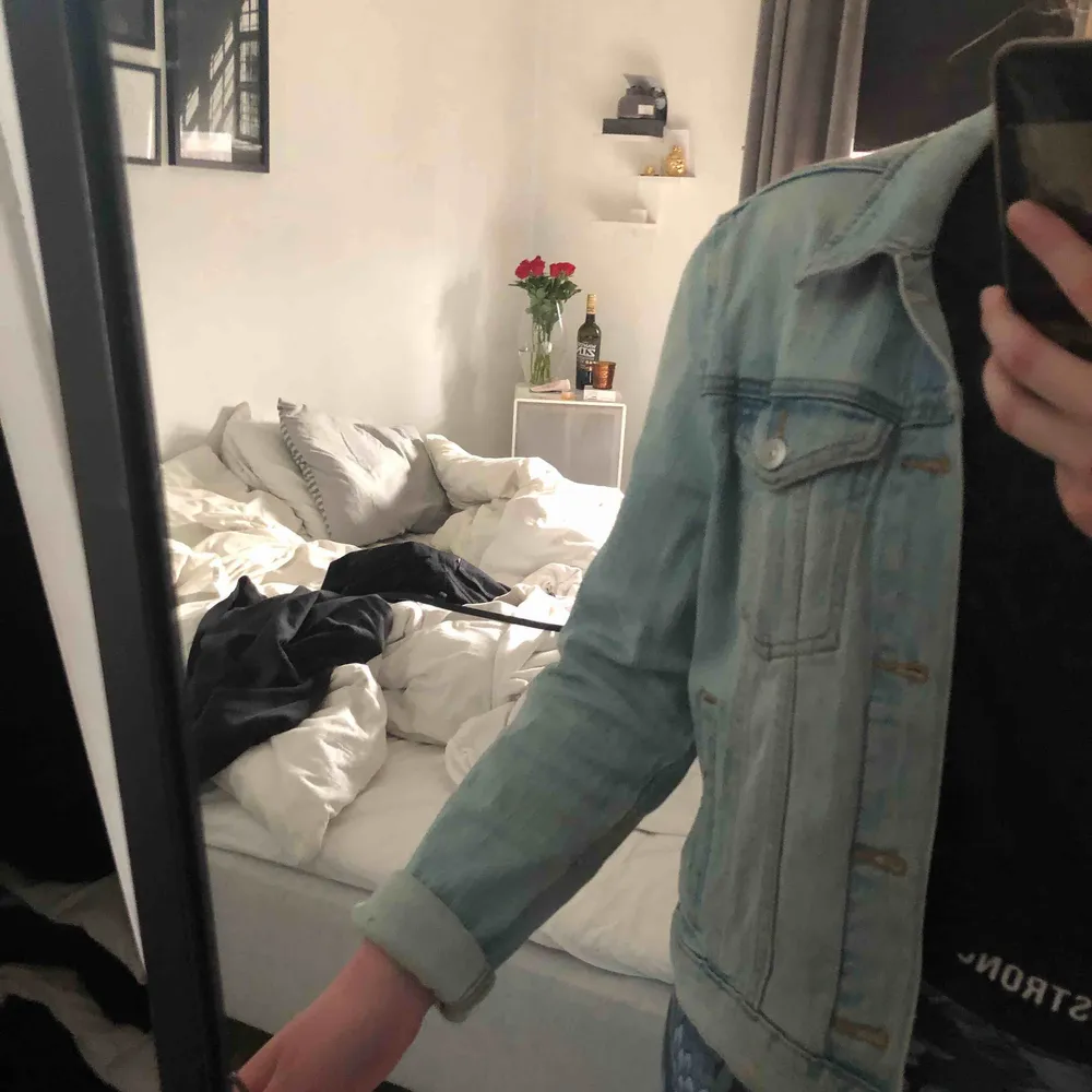 En fin jeansjacka från H&M. Finns inte kvar i sortimentet längre så passa på nu till våren!! Står storlek 42 i jackan men skulle säg att de är en 36. Nypris: 249:- ⚡️⚡️. Jackor.