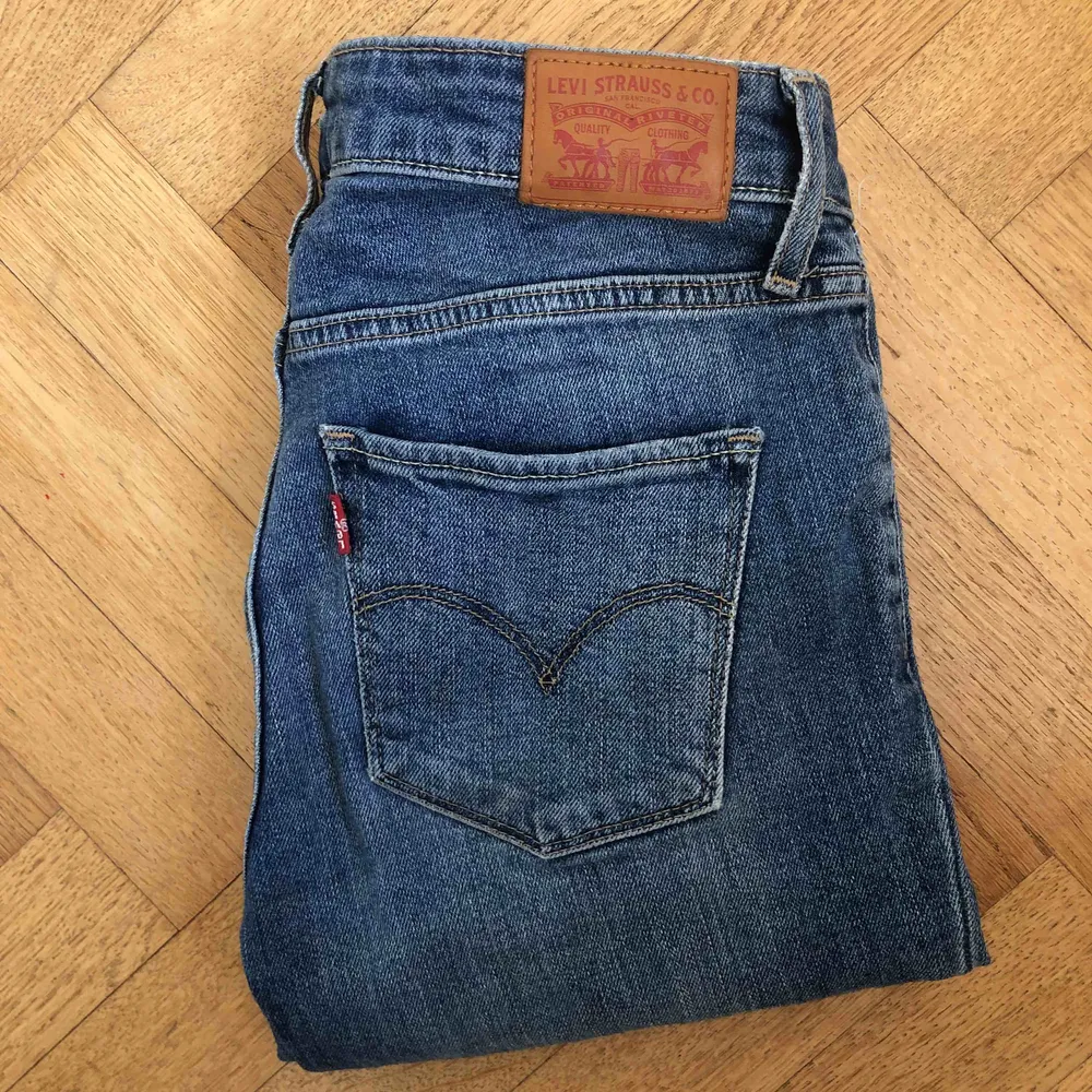 721 High Rise Skinny jeans från Levi’s, fler bilder skickas på begäran! . Jeans & Byxor.