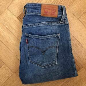 721 High Rise Skinny jeans från Levi’s, fler bilder skickas på begäran! 