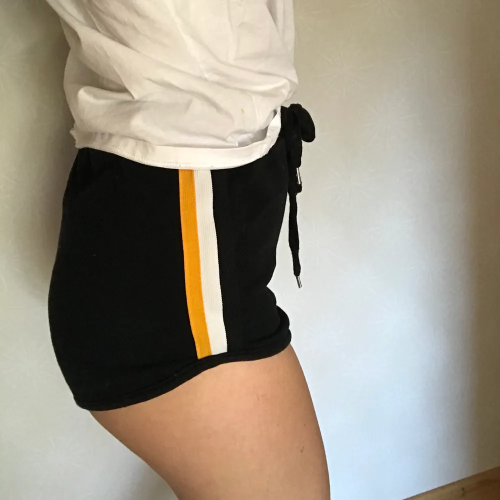 Supersköna shorts från Bersjön med stripes på sidorna. Säljer då dom är något för små för mig. Kvaliteten är toppen då jag inte använt dom så mycket. Köparen betalar för frakt😇. Shorts.