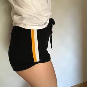 Supersköna shorts från Bersjön med stripes på sidorna. Säljer då dom är något för små för mig. Kvaliteten är toppen då jag inte använt dom så mycket. Köparen betalar för frakt😇