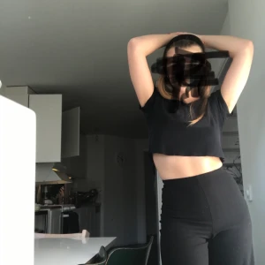 Kostymbyxor från weekday - Skitfina kostymbyxor från weekday i jättebra skick utöver det lilla hålet på bild 3 (dock lätt att sy igen). Möts på söder annars står köpare för frakt på 42kr🌼