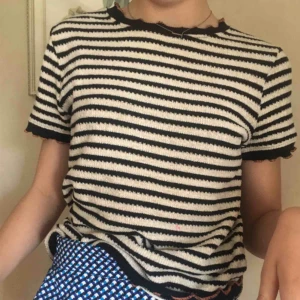  - Säljer denna sjukt fina stickad t-shirt från zara! Använd Max 2 gånger så nästintill nyskick💞💞💞