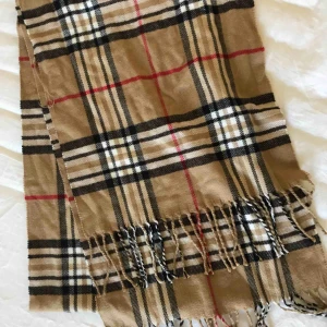  - Superfin rutig halsduk. Ger en fin och lyxig känsla till outfiten, köpt utomlands men aldrig använd. samfraktar gärna, kolla in min sida med annonser mellan 10-100kr. Frakt tillkommer💗⚡️