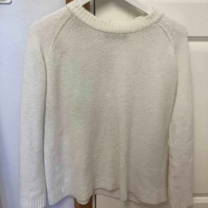  - Vit varm tröja ifrån Lager 157 i storlek L! Den är verkligen jätte skön och är jätte mysig att ha på sig. Tröjan är köpt för ett bra tag sedan men fortfarande bra kvalitet på den! Frakten får ni stå för själva. 😊