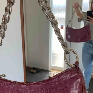 Chainbag 90’s bag - Mörkrosa/lila 90’s chainbag från Nelly✨ Använd ett fåtal gånger (typ 5) Silvrig kedja Köparen står för frakten🖤