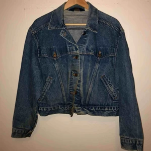  - 🔹 Wrangler Jacka utan strl-lapp, skulle säga en lätt oversize S till lite tajtare M. 🔹 Köparen står för frakten, 63 kr. 🔹 Hämtas annars upp i Vasastan.